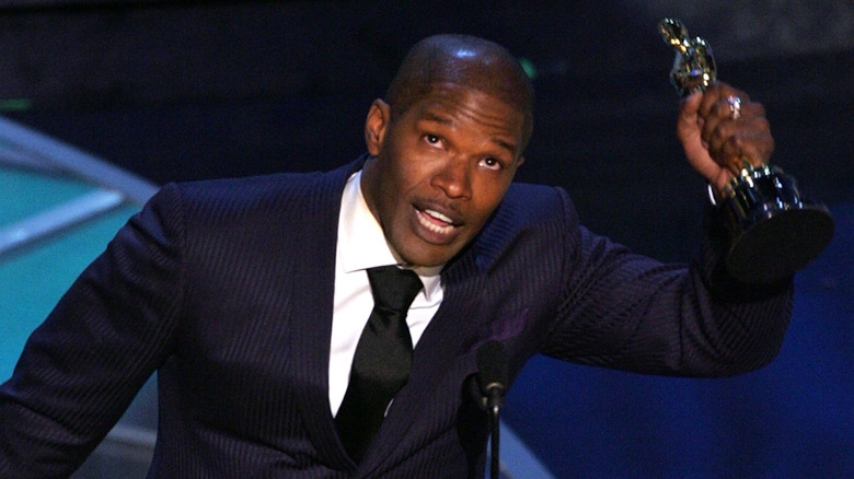 Jamie Foxx holding Oscar up