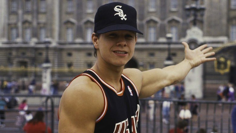 Mark Wahlberg posing outside Buckingham Palace