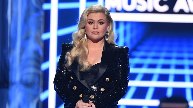 Kelly Clarkson at an award show